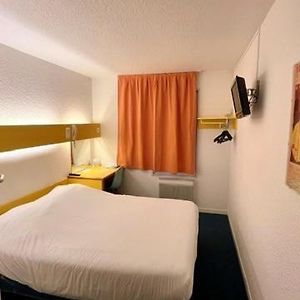 Großes Zimmer mit Kingsize-Bett